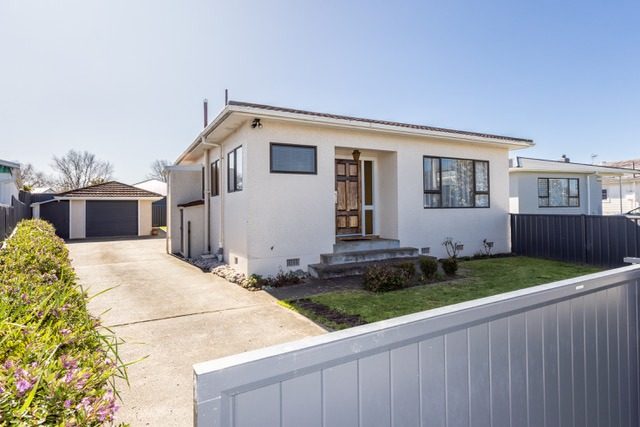 1202 Norfolk Crescent, Mayfair, Hastings - Carousel 1