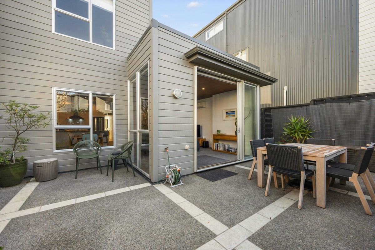 1/3 Severn Street, Island Bay, Wellington - Carousel 2