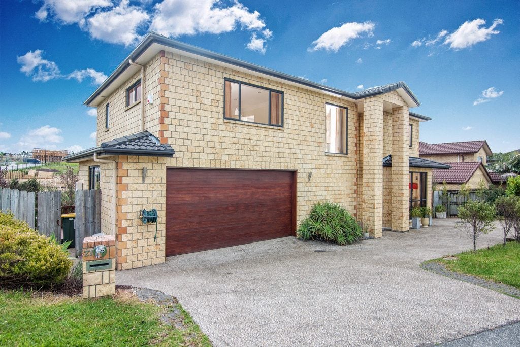 27 Medallion Drive, Oteha, Auckland - Carousel 1