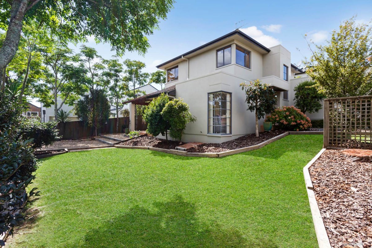 28 Fields Parade, Oteha, Auckland - Carousel 1