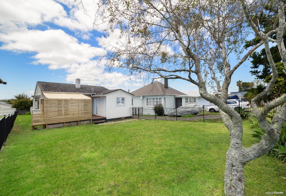 135 Point Chevalier Road, Point Chevalier, Auckland - Carousel 1
