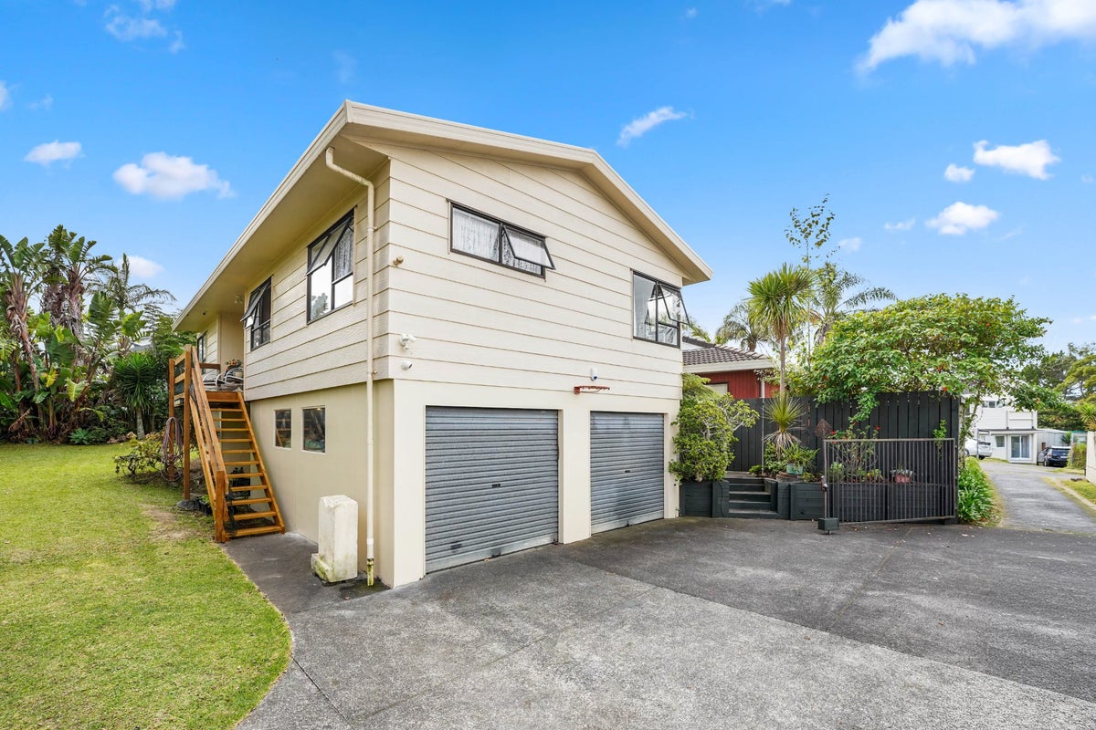 2/109 Athena Drive, Totara Vale, Auckland - Carousel 1