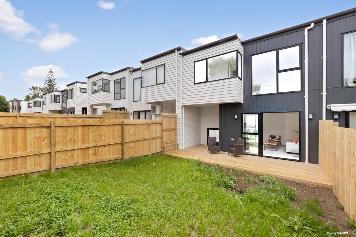 15 Paina Crescent, Massey, Auckland - Carousel 1