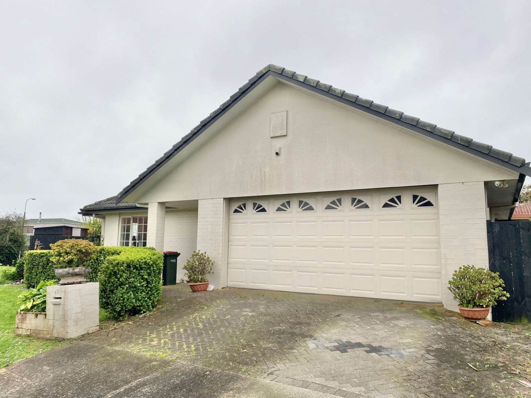 17 Palmcrest Grove, Highland Park, Auckland - Carousel 1