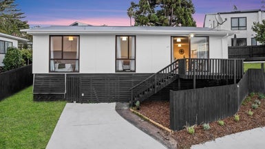 47 Lilburn Crescent, Massey, Auckland - Carousel 1