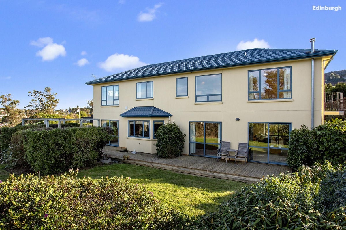 6 Joshua Place, Helensburgh, Dunedin - Carousel 1