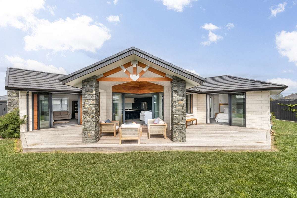 24 Clydesdale Way, Frimley, Hastings - Carousel 1