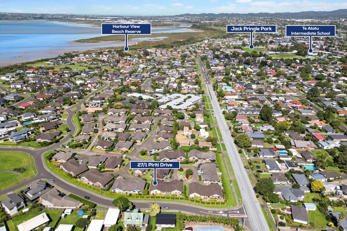 27/1 Piriti Drive, Te Atatu Peninsula, Auckland - Carousel 13