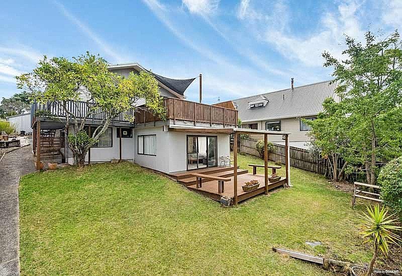 2/18 Vincent Street, Howick, Auckland - Carousel 18