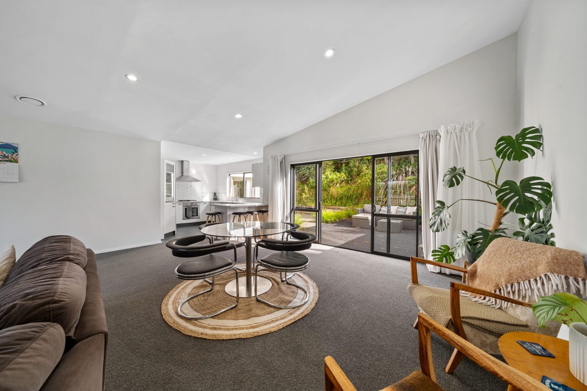 7 Joseph Banks Drive, Whitby, Porirua - Carousel 2