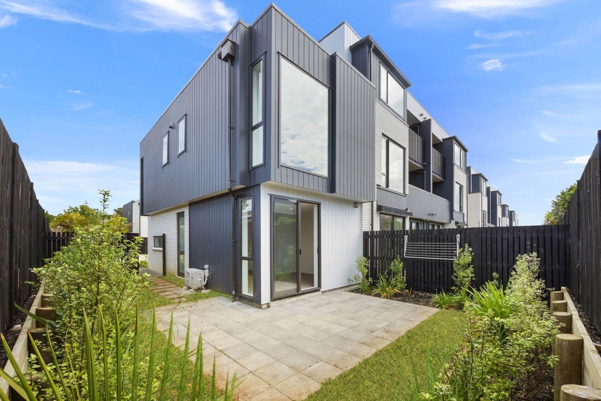 1/16 Treasure Lane, TE ATATU SOUTH, AUCKLAND - Carousel 1
