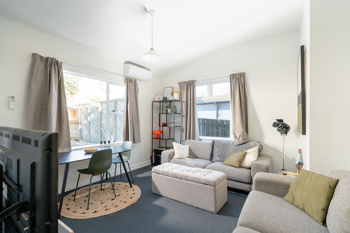 8 Shannon Street, Mount Victoria, Wellington - Carousel 1