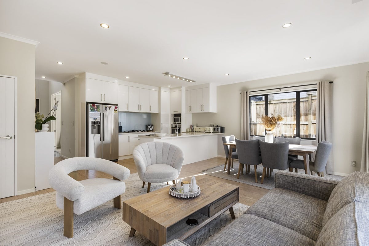 43 Bordeaux Parade, Te Atatu South, Auckland - Carousel 1