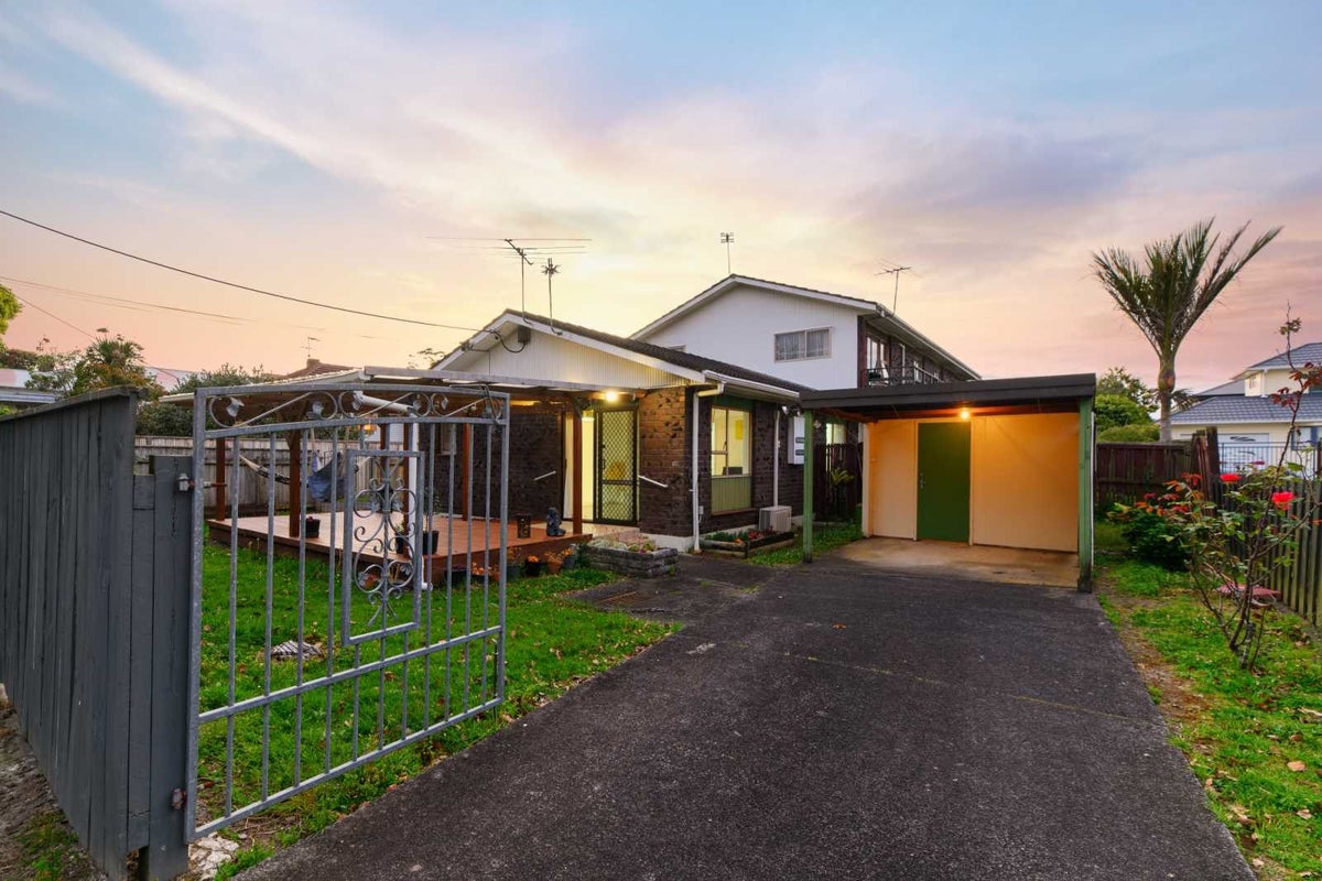 1/8 Koromiko Street, New Lynn, Auckland - Carousel 1