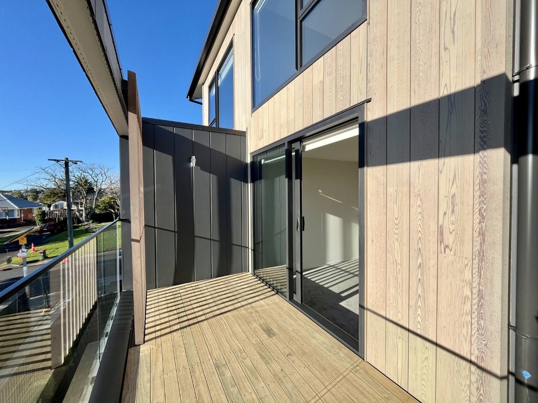 2/10 Fairclough Road, Beach Haven, Auckland - Carousel 1