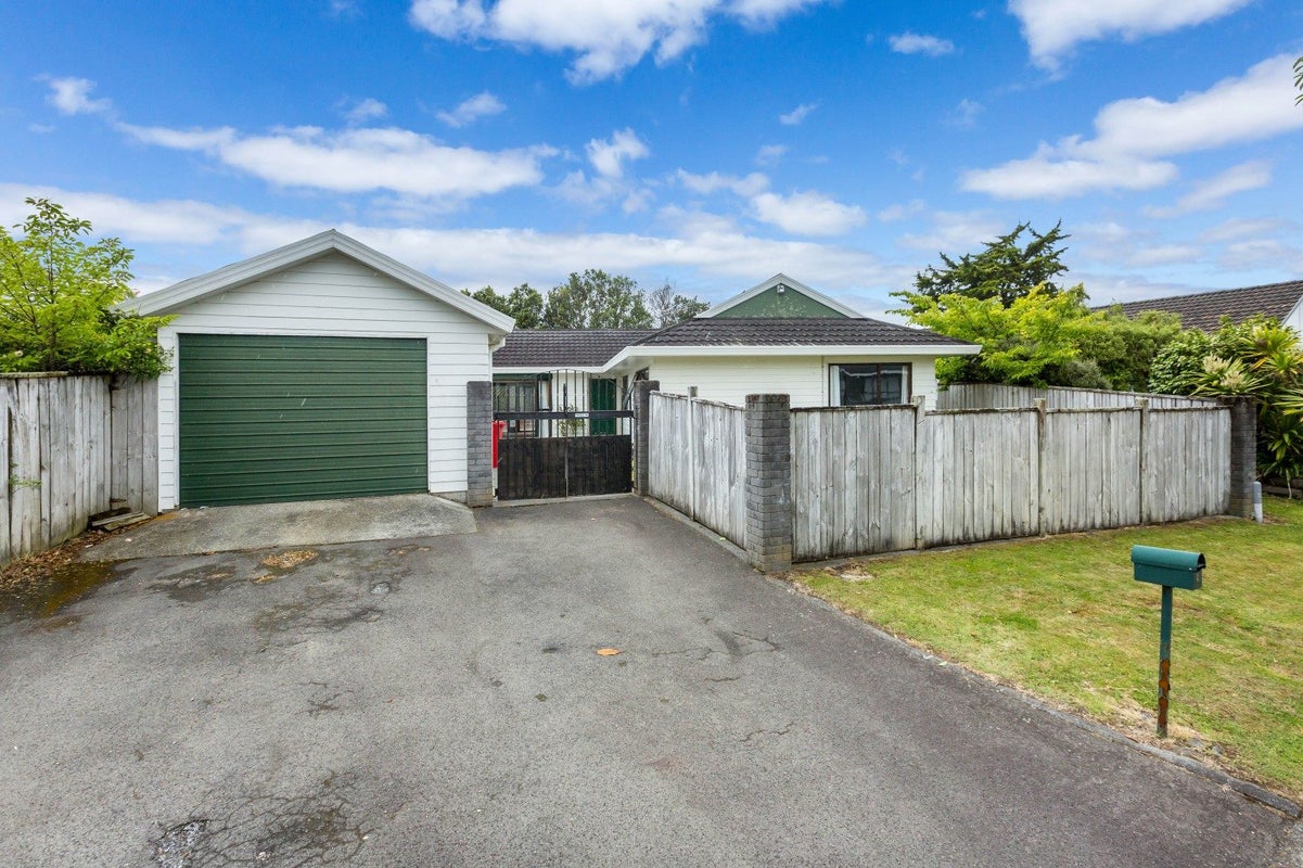 4 Memphis Grove, Totara Park, Upper Hutt - Carousel 2