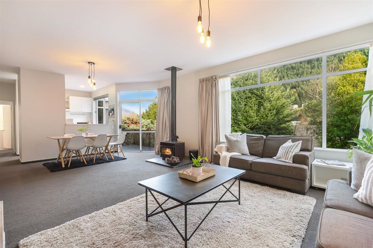 10A MacKinnon Terrace, Sunshine Bay, Queenstown - Carousel 1