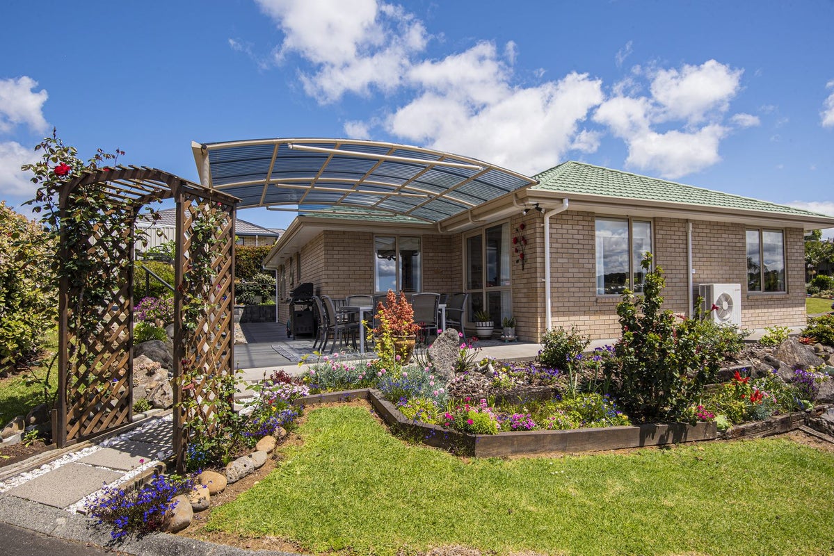 16 Lochiel Place, Kamo, Whangarei - Carousel 1