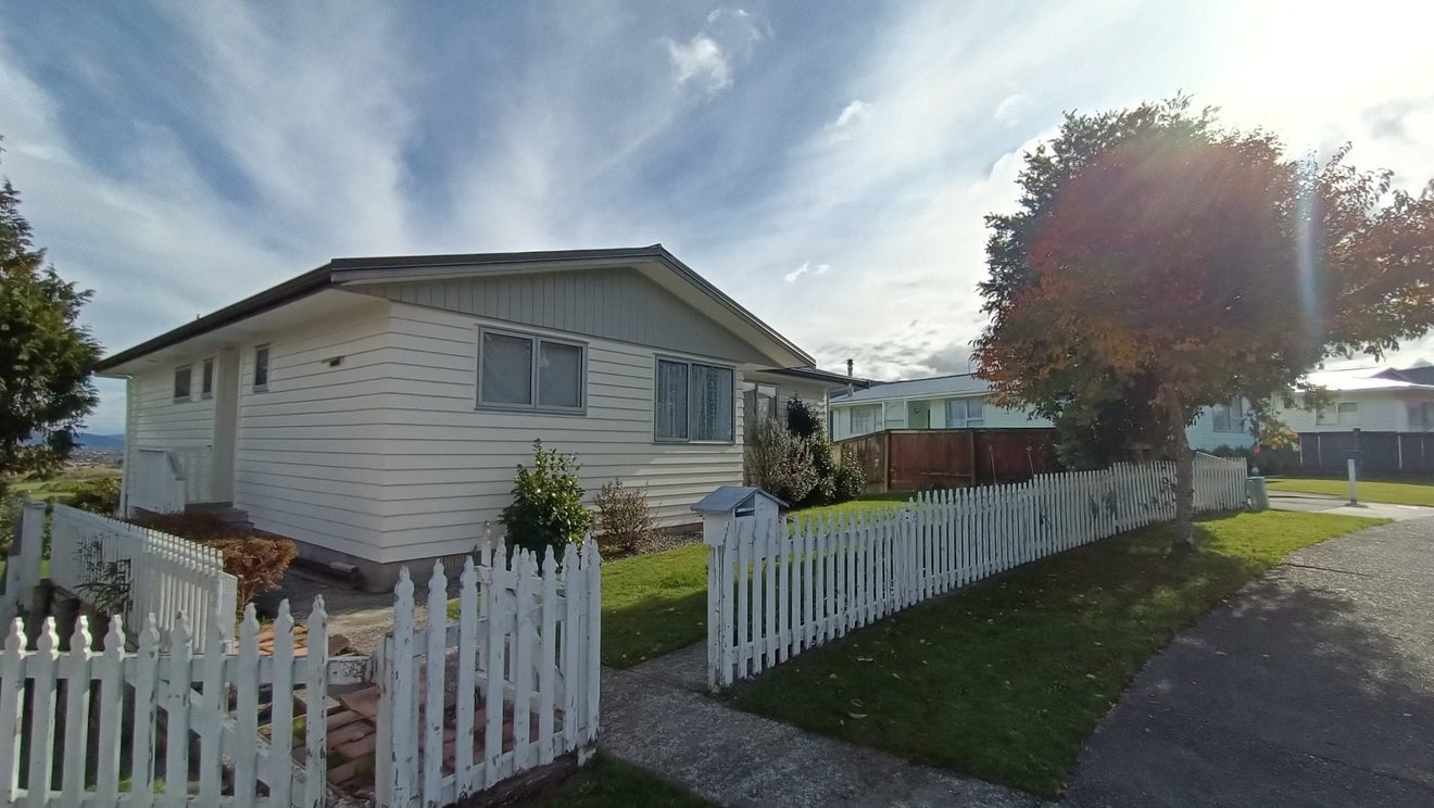 27 Aniseed Grove, Timberlea, Upper Hutt - Carousel 2