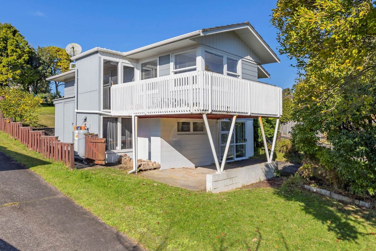 14 Tamahere Drive, Glenfield, Auckland - Carousel 2