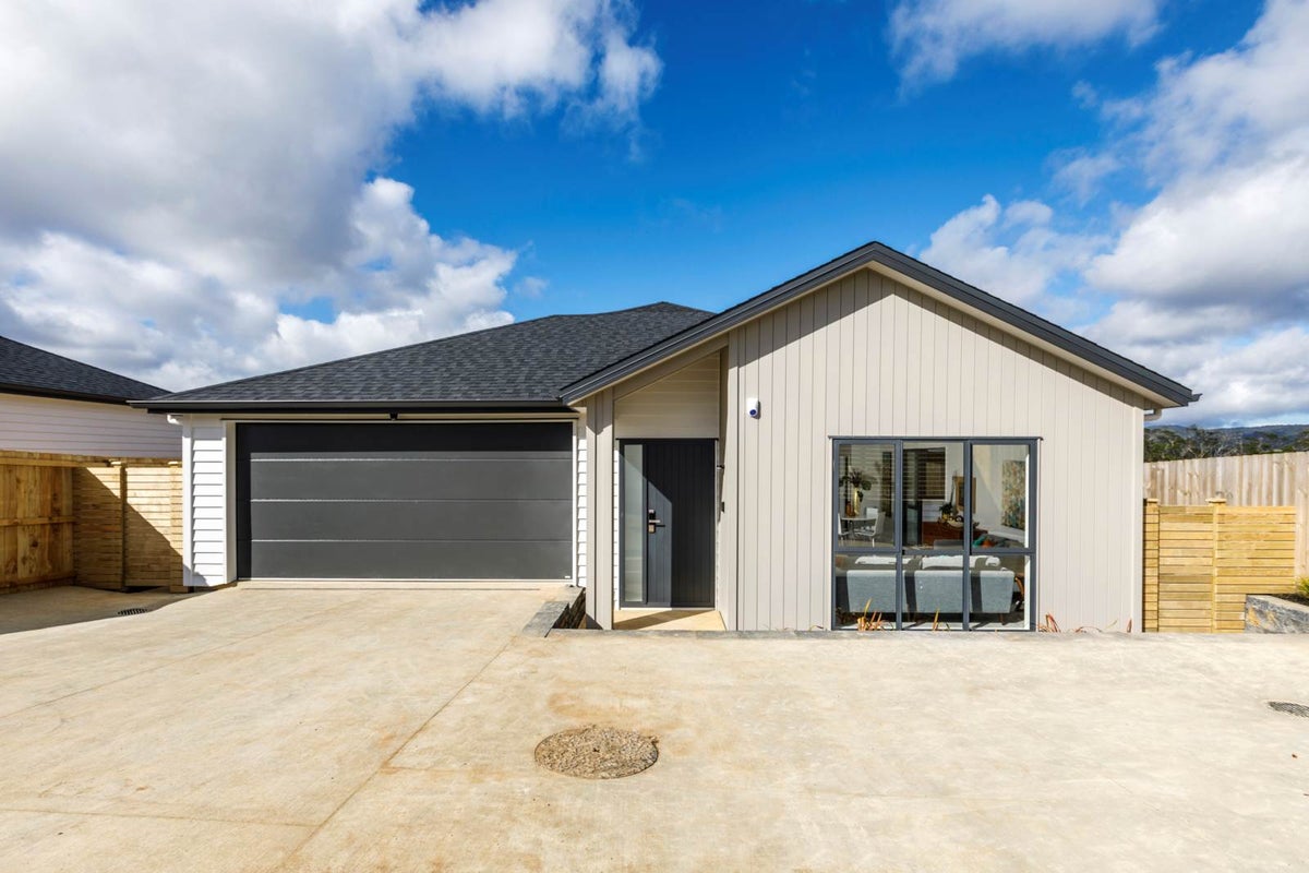 148 Tiriwa Drive, Massey, Auckland - Carousel 1