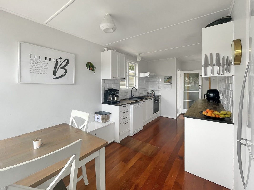 8 Taunton Place, Lynmouth, New Plymouth - Carousel 2