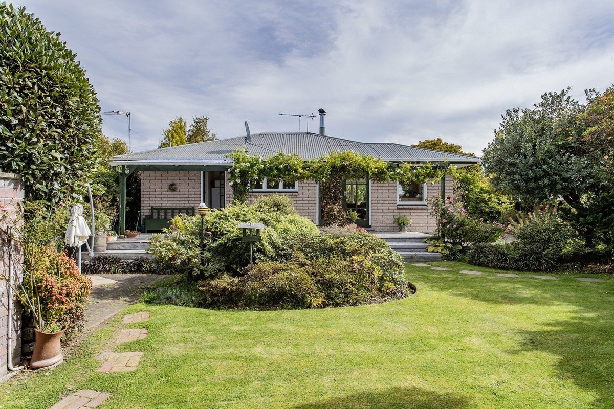 10 Clayton Road, Amberley, Amberley - Carousel 1