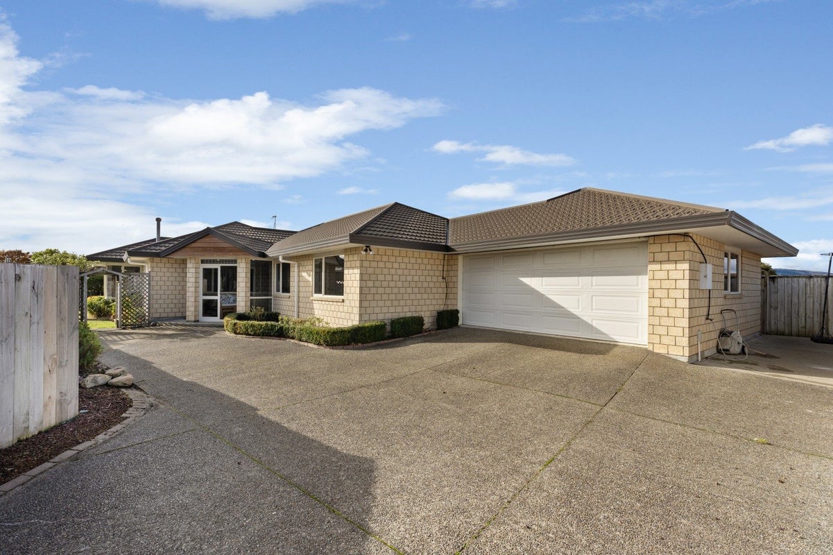 6 Daniel Place, Kelvin Grove, Palmerston North - Carousel 1