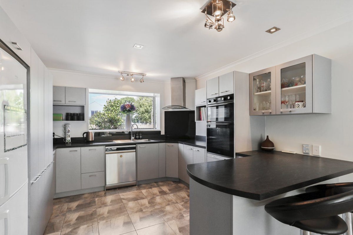 1 Flaxgrove Place, Parklands, Christchurch - Carousel 1