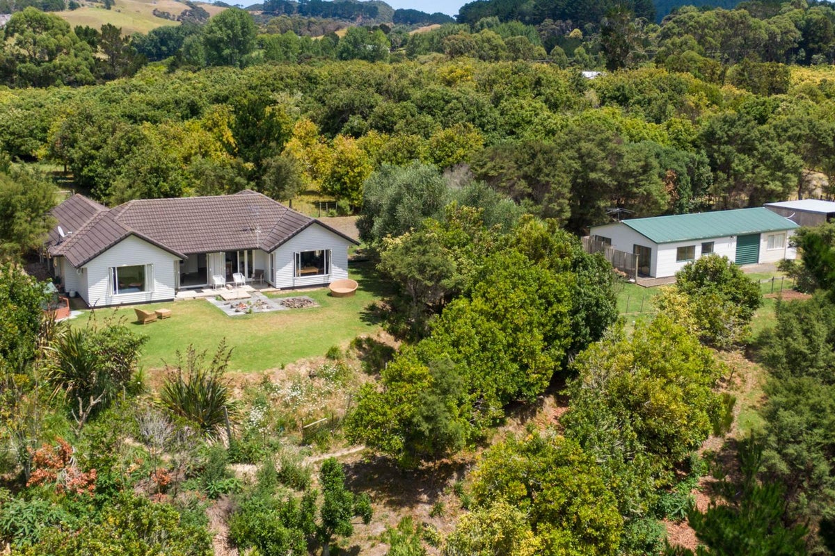 878 South Head Road, Helensville - Carousel 1