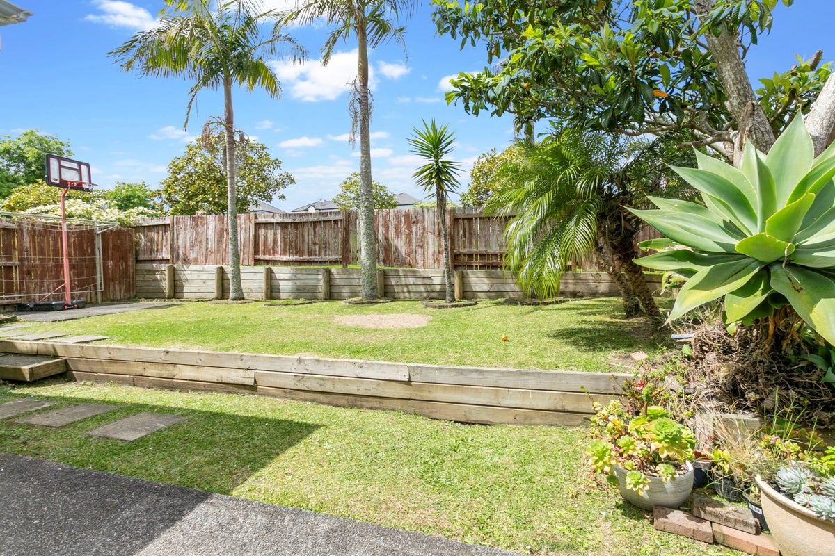 16 Temuka Gardens, Blockhouse Bay, Auckland - Carousel 2