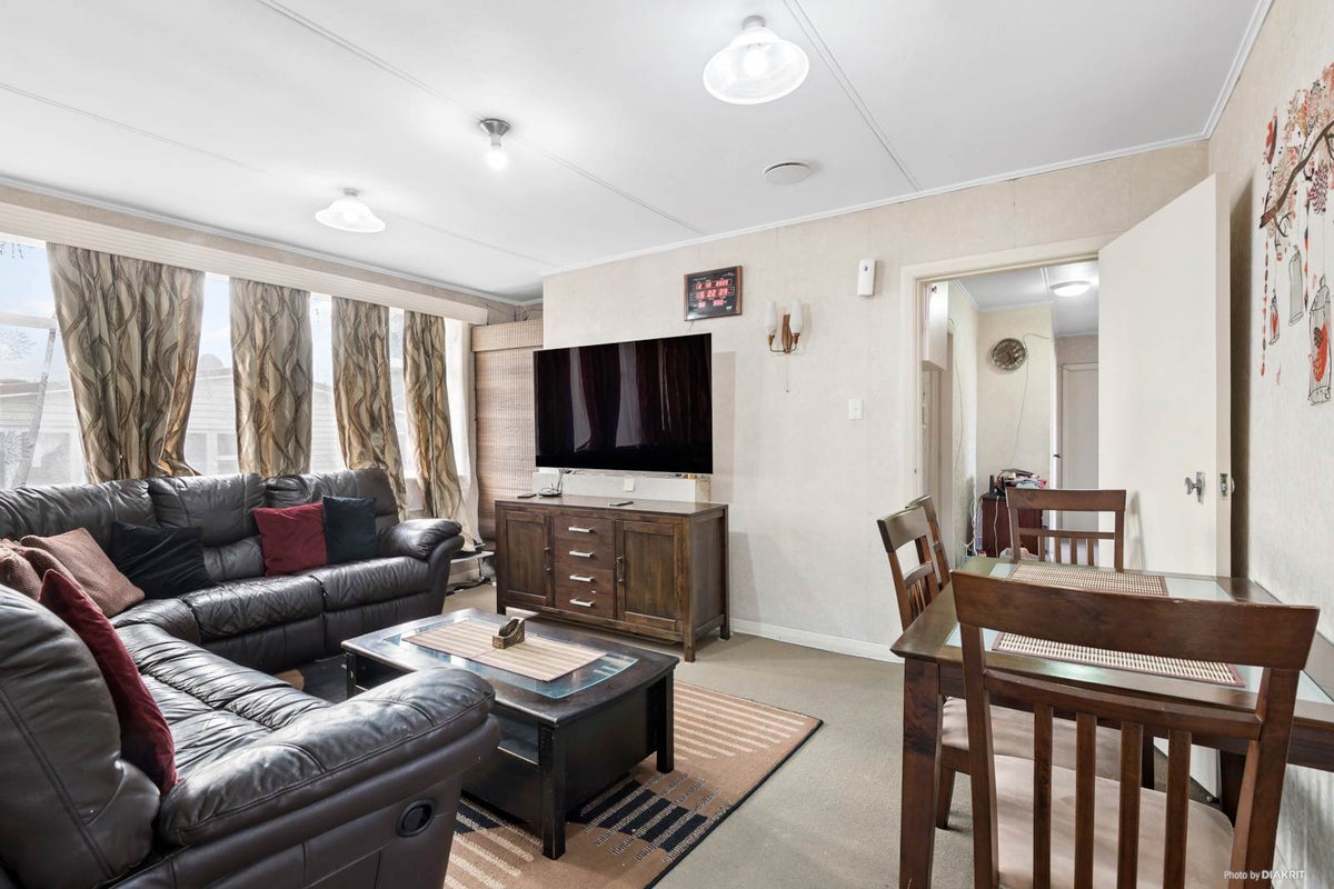 7 Carr Road, Three Kings, Auckland - Carousel 2