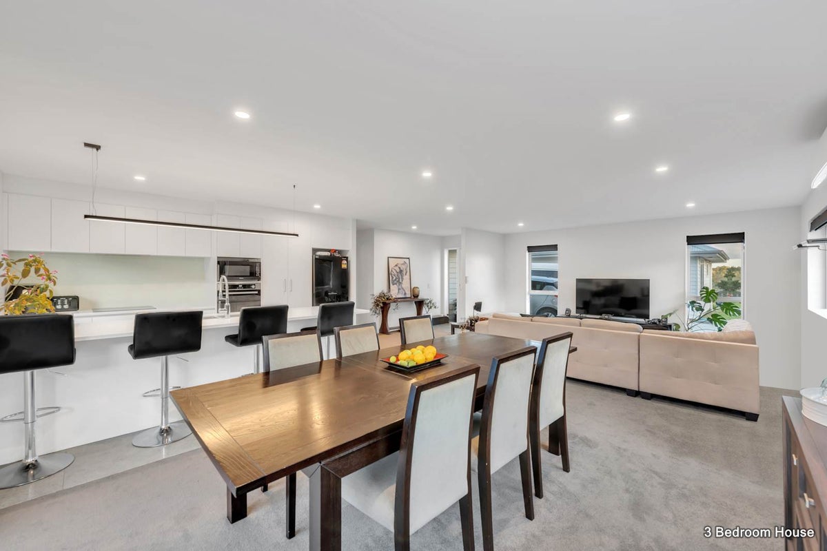 4 Seventh View Avenue, Beachlands, Auckland - Carousel 1