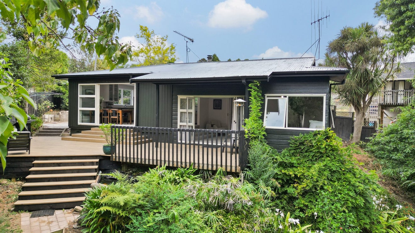 30 Acacia Crescent, Glenview, Hamilton - Carousel 1