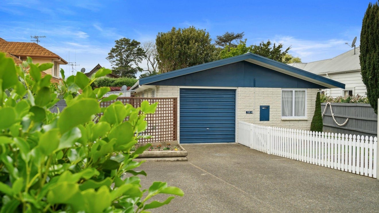 5B Longwood Lane, Otumoetai, Tauranga - Carousel 1