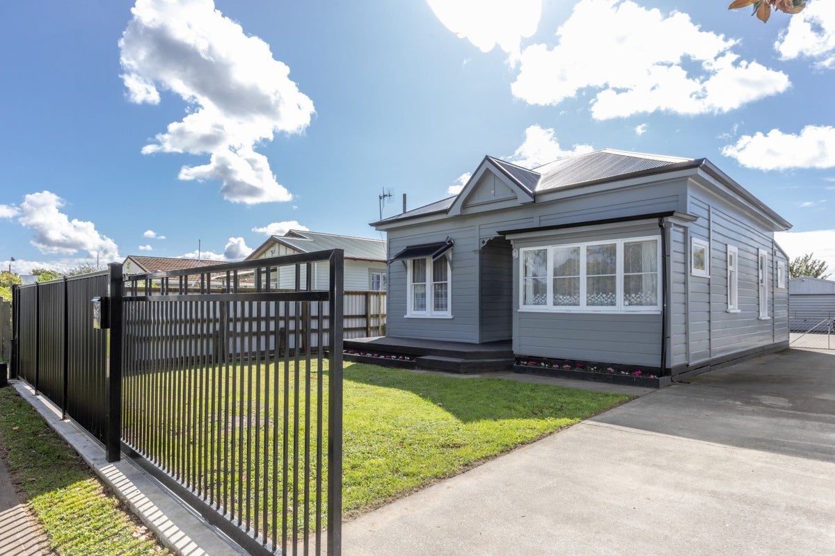 615 Queen Street West, Saint Leonards, Hastings - Carousel 1