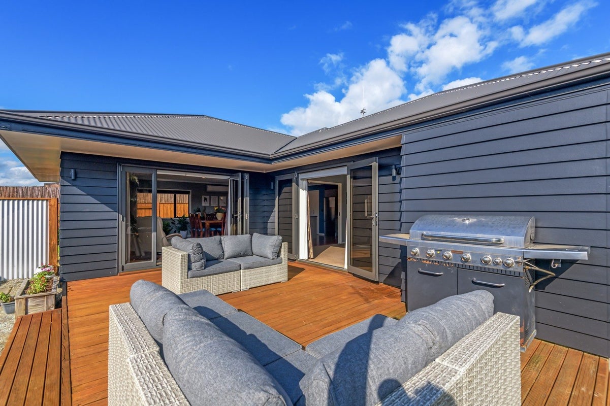 9 Walnut Grove, Kelvin Grove, Palmerston North - Carousel 2