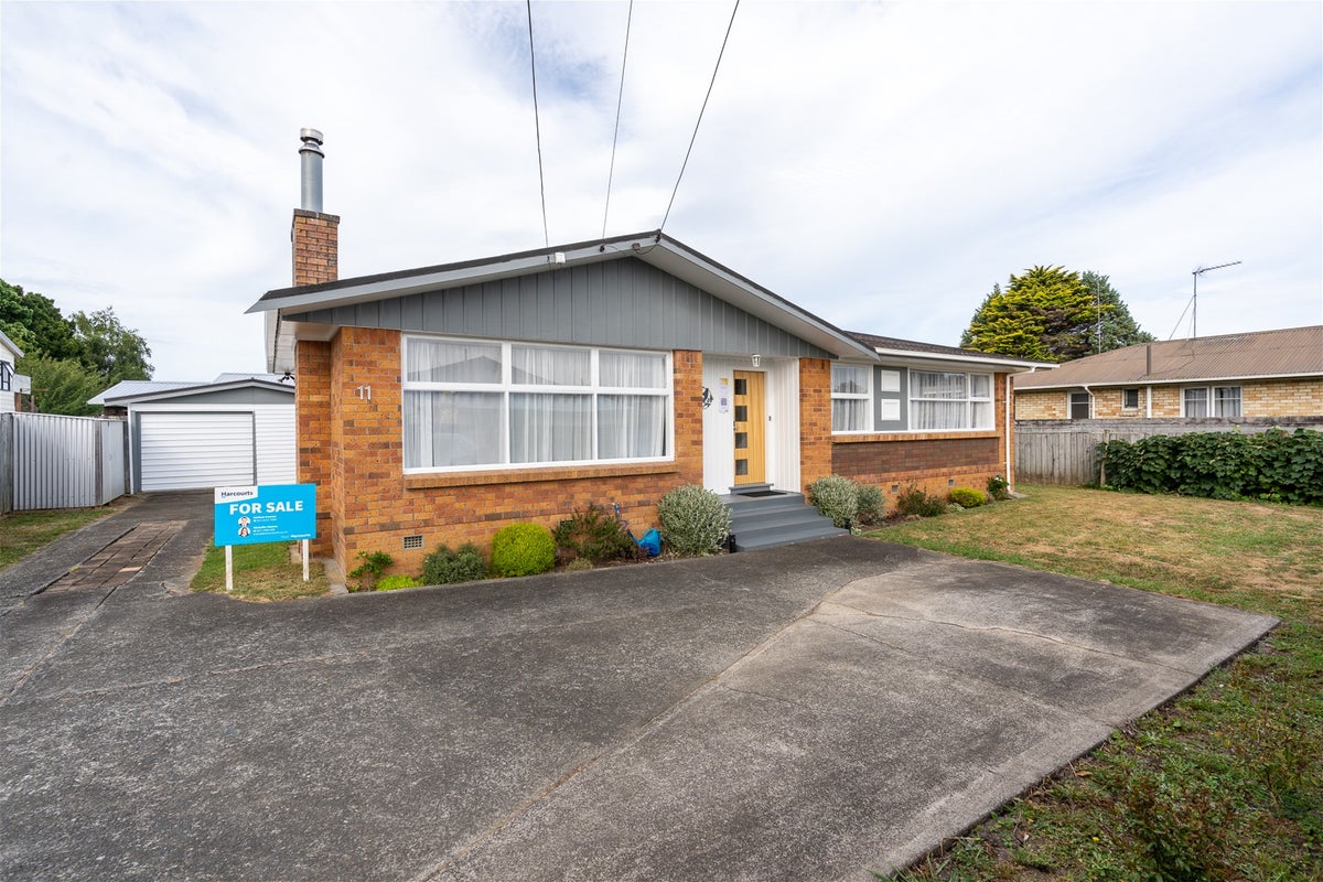 11 Garnett Avenue, Forest Lake, Hamilton - Carousel 1