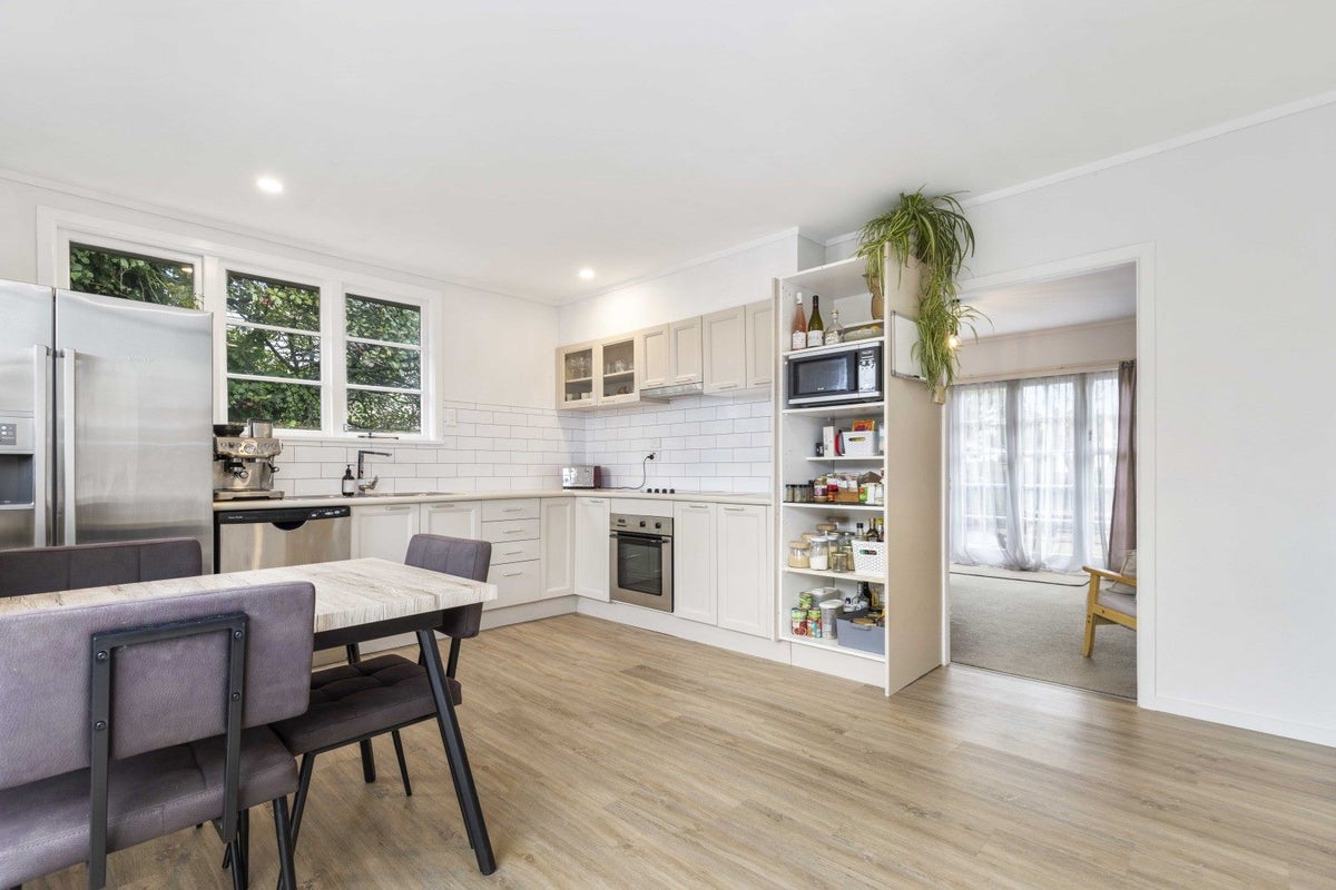 1064 Heaphy Terrace, Fairfield, Hamilton - Carousel 2