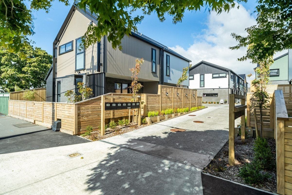 6/8 Victoria Street, Ebdentown, Upper Hutt - Carousel 1