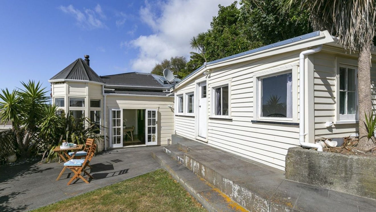 8 Thorby Street, Northland, Wellington - Carousel 1