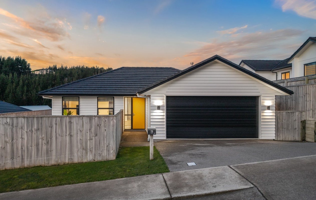19 Schooner Drive, Whitby, Porirua - Carousel 1