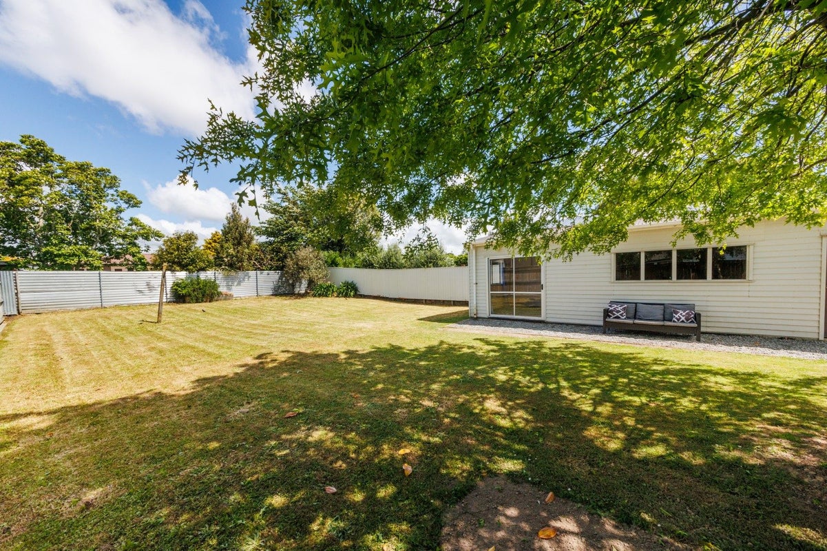 6 Stirling Crescent, Hokowhitu, Palmerston North - Carousel 2