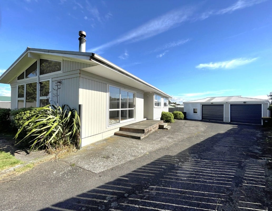 22 Simons Street, Moturoa, New Plymouth - Carousel 1