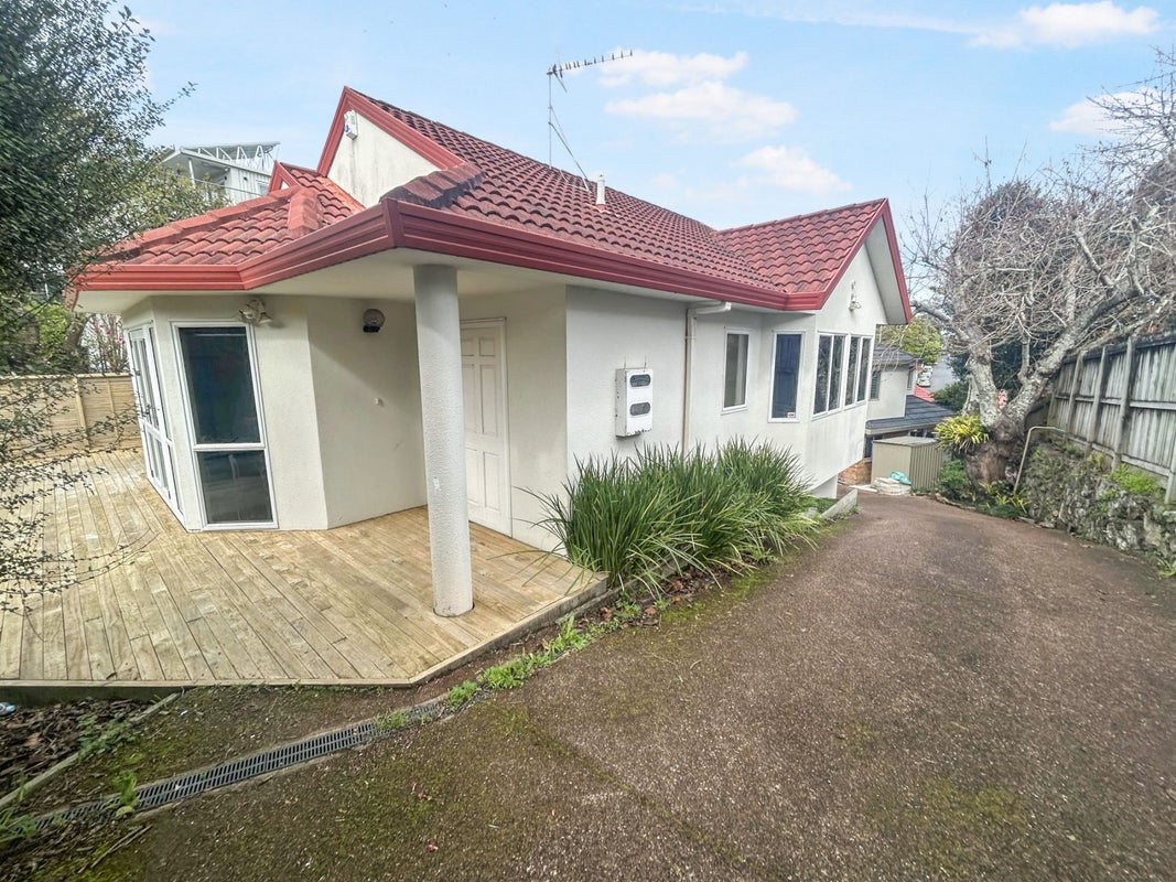 30 Aroha Avenue, Sandringham, Auckland - Carousel 1