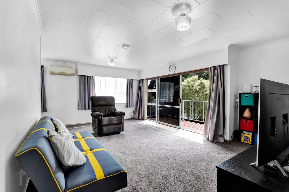 5 Ambury Place, Merrilands, New Plymouth - Carousel 1
