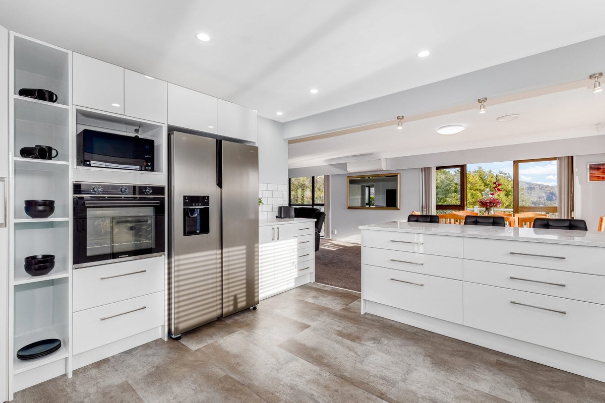 7 King Charles Drive, Kingsley Heights, Upper Hutt - Carousel 2