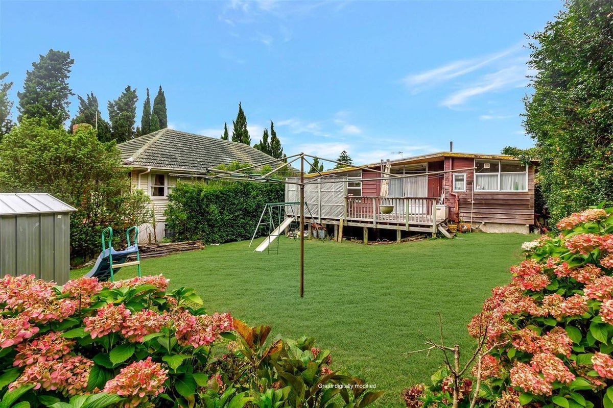 6 Alwyn Avenue, Te Atatu South, Auckland - Carousel 2