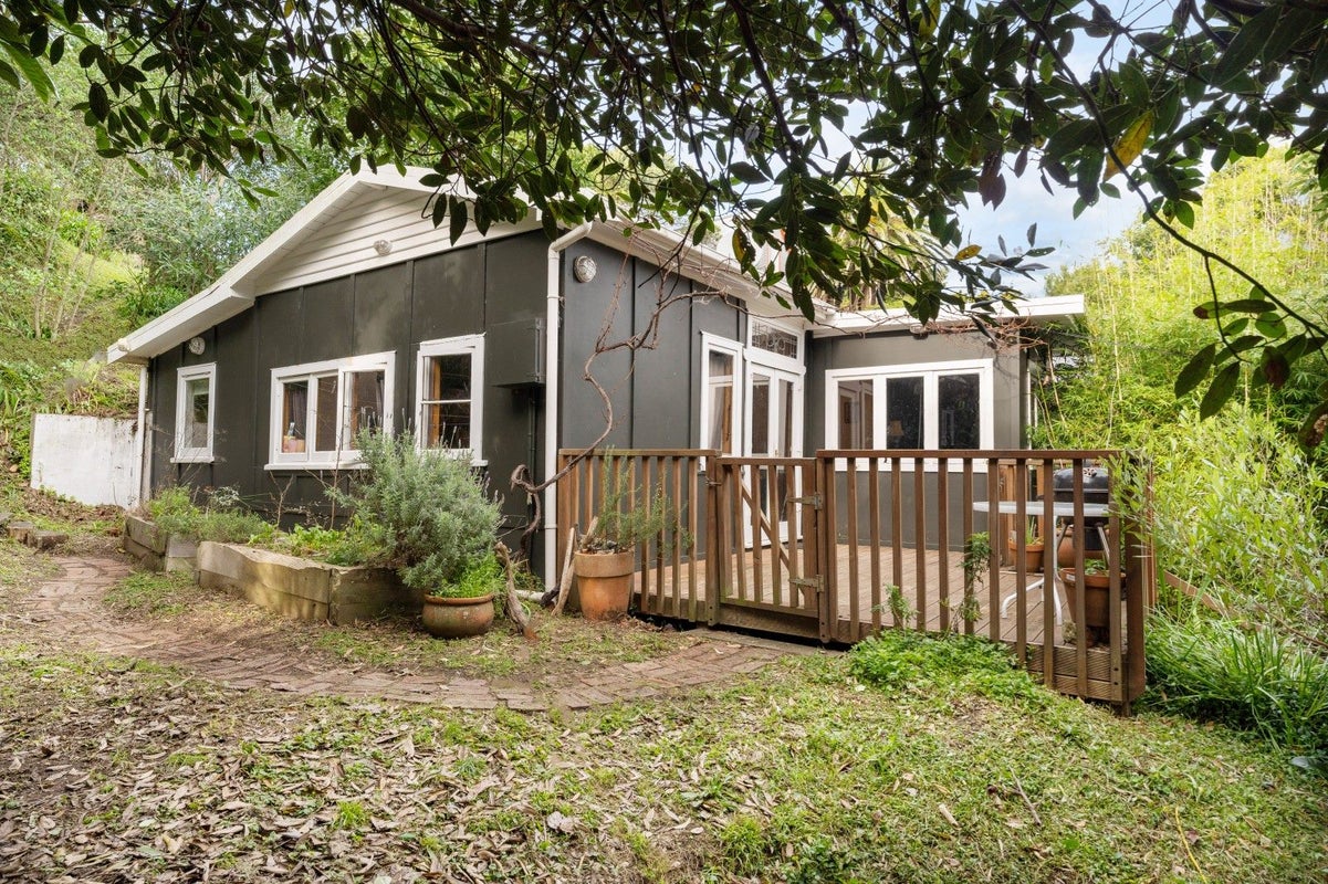 29 Tennis Court Road, Raumati South, Paraparaumu - Carousel 1