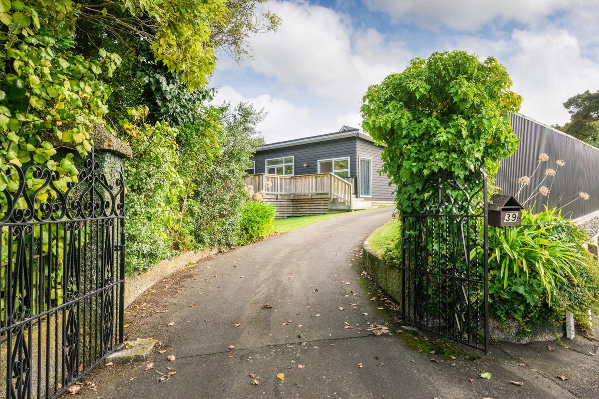 39 Rainforth Street, Roslyn, Palmerston North - Carousel 2